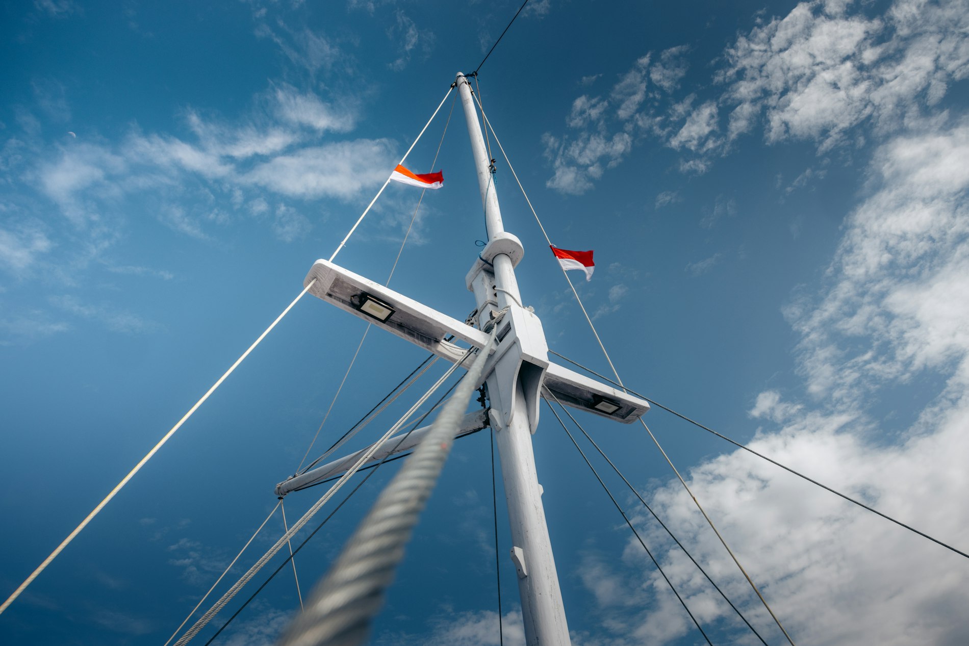 Mástil y jarcia de un velero contra el cielo azul